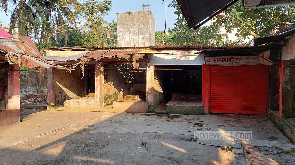 বরিশালে ‘মাংসের দোকানের কর্মচারী’র কুকুর জবাই নিয়ে তুলকালাম