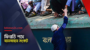 ঝুঁকি নিয়েই ট্রেনের ছাদে তারা