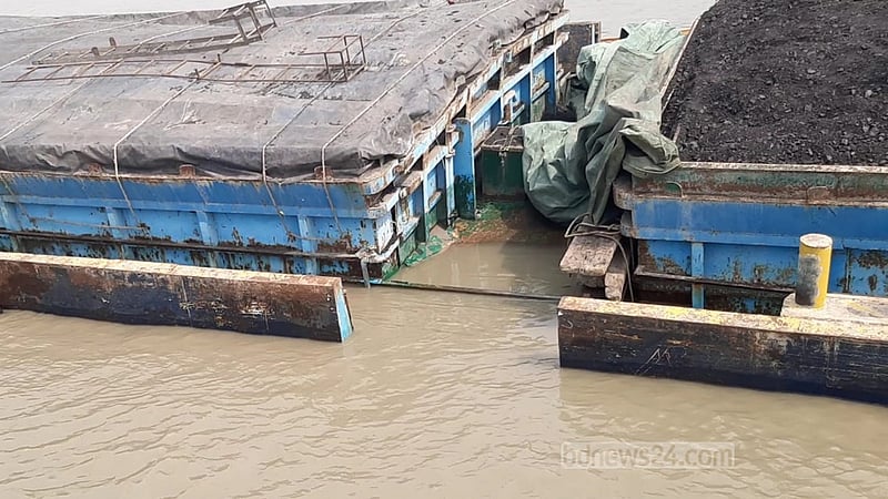 পশুর নদের বানিশান্তা বাজার বয়ার কাছে জাহাজের তলা ফেটে পানি ঢুকতে শুরু করে।