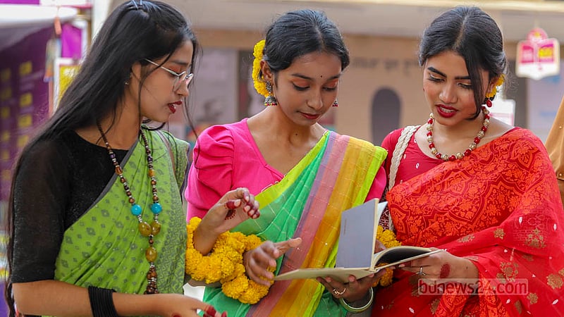 লাল শাড়িতে মাথায় ফুলের রিং, কারও পরনে বাসন্তী রঙের শাড়ি, হাতে বই-এমনই ছিল পুরো মেলা প্রাঙ্গণ।