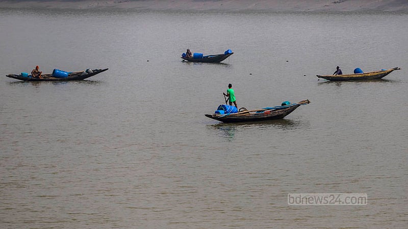 ভাটার সময় নিষিদ্ধ জাল দিয়ে রেণু শিকারে ব্যস্ত হয়ে পড়েন উপকূলের বাসিন্দারা।