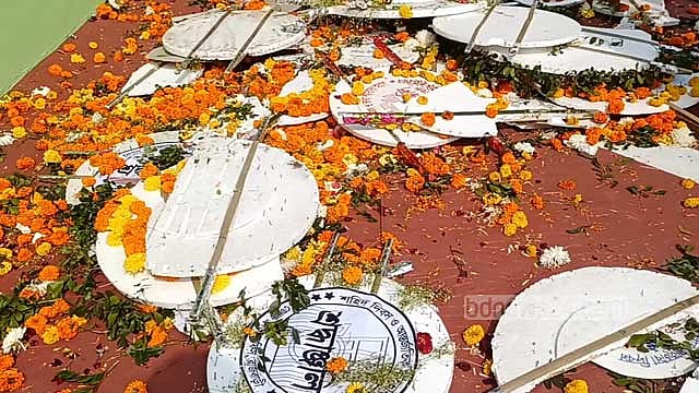 শহীদ বেদির ফুল নি‌য়ে যাওয়ার ভি‌ডিও ধারণ, সাংবাদিককে মারধর