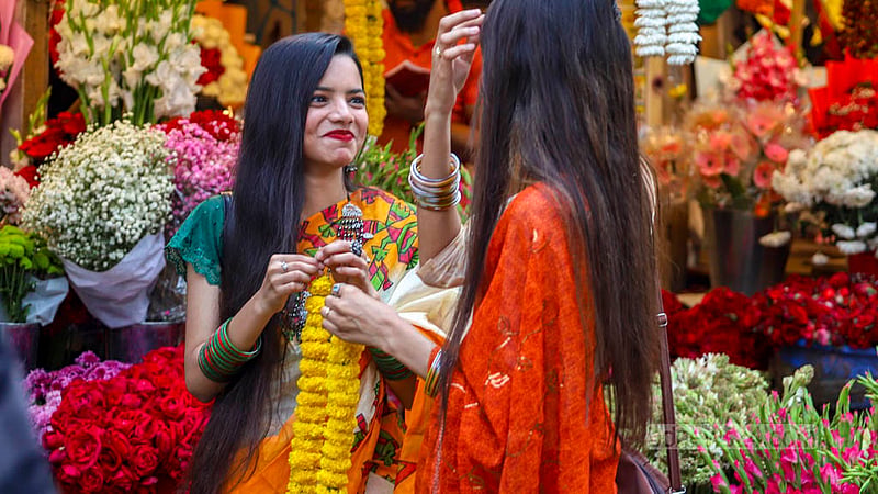 পহেলা ফাল্গুন ও বিশ্ব ভালোবাসা দিবস আসতে একদিন বাকি; তার আগেই ফাগুনের সাজ নিতে মঙ্গলবার শাহবাগে ফুল কেনেন অনেক নারী।