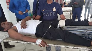 অভিযানে গিয়ে নিজের শটগানের গুলিতে আহত পুলিশ কনস্টেবল