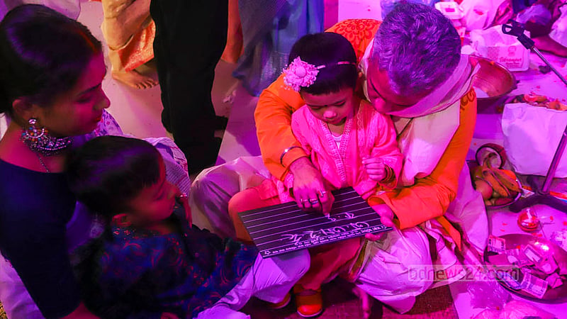 ঢাকা বিশ্ববিদ্যালয়ের জগন্নাথ হলের মণ্ডপে সরস্বতী পূজায় হাতেখড়ি হয় শিশুদের।