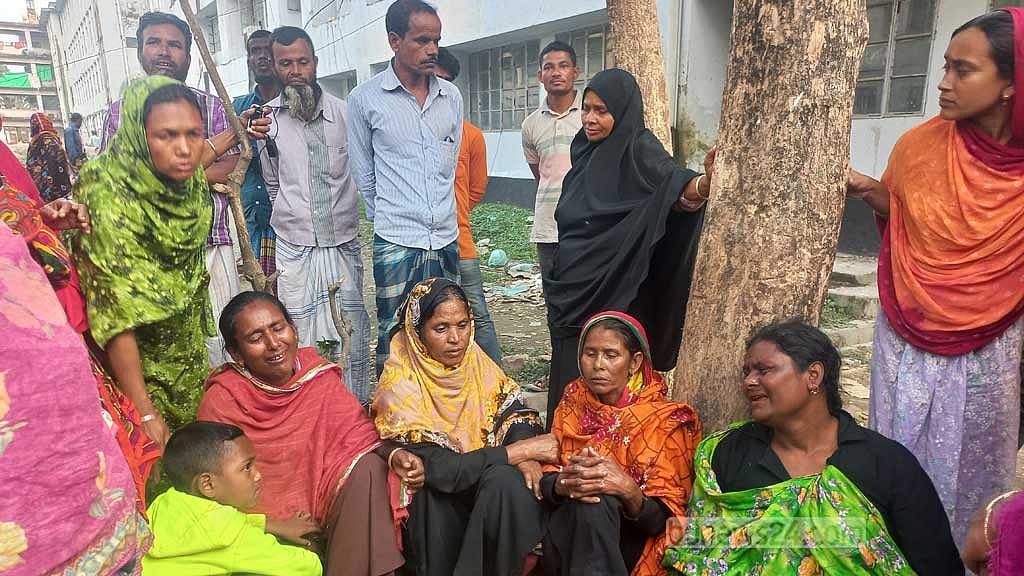 ময়মনসিংহে বাসচাপায় প্রাণ হারানো বাবুলের তিন সন্তান এখন ‘অথৈ সাগরে’