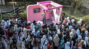 ক্যাম্পাসে ইনফ্লুয়েন্সারদের ভিড় কেন?