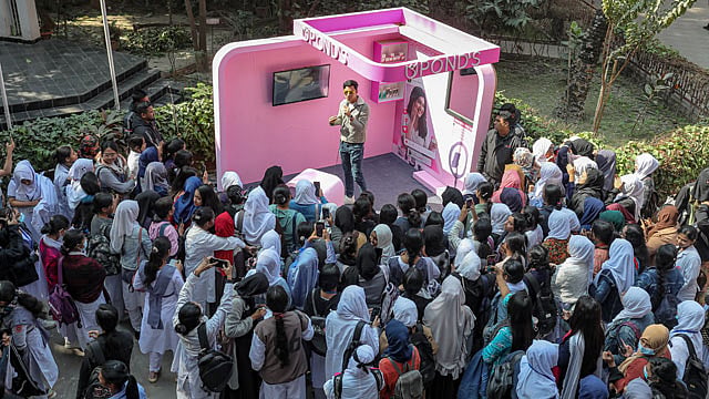 ক্যাম্পাসে ইনফ্লুয়েন্সারদের ভিড় কেন?