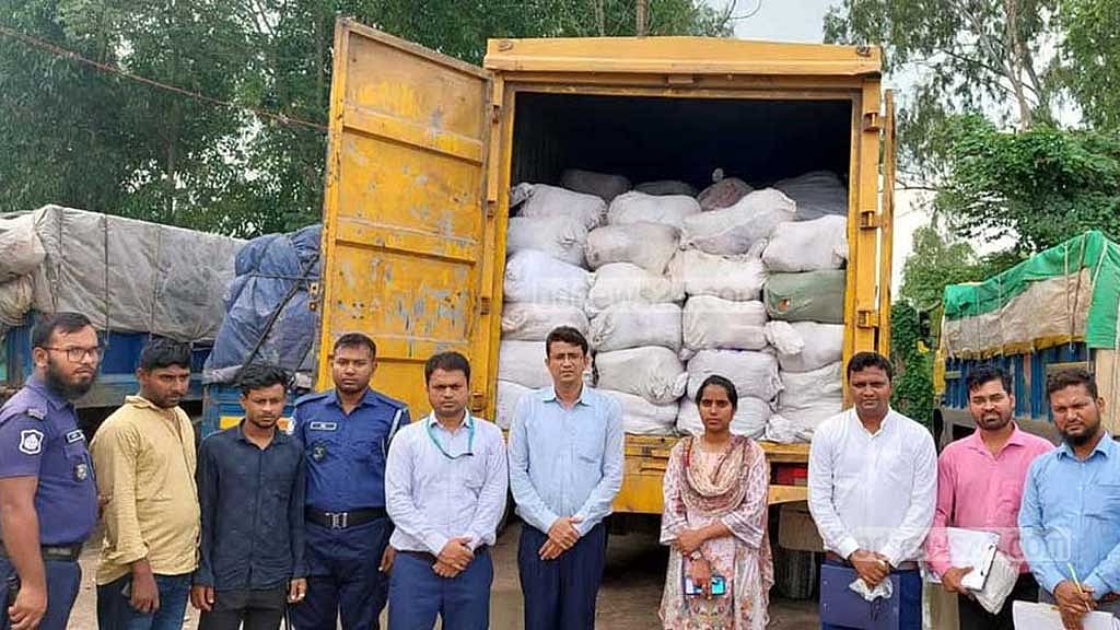 টাঙ্গাইলে ১০ টন পলিথিন জব্দ, কভার্ড ভ্যান চালককে জরিমানা