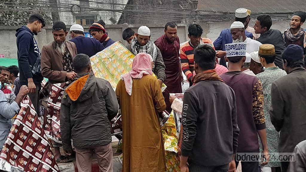 ইজতেমায় পলিথিন শিট আর প্লাস্টিকের বস্তার কদর, দামও বেশি