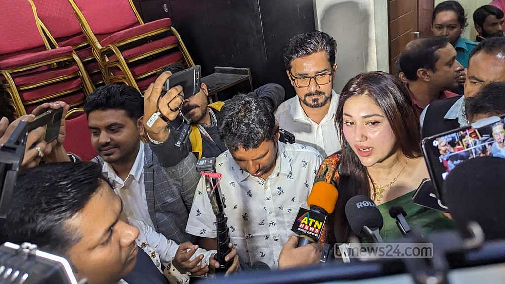 সংরক্ষিত আসন: আওয়ামী লীগের মনোনয়ন ফরম নিলেন অপু-নিপুণ-সাবা