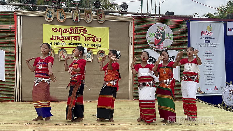 নৃ-গোষ্ঠীর নিজস্ব সাজ, পোশাক ও অলংকার পড়ে নৃত্য পরিবেশন করা হয়।
