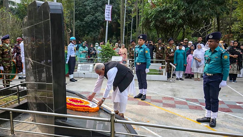 বিডিআর বিদ্রোহের ১৫ বছর পূর্তির দিন রোববার বনানী সামরিক কবরস্থানে নিহতদের কবরে শ্রদ্ধা জানান স্বরাষ্ট্রমন্ত্রী আসাদুজ্জামান খান কামাল।