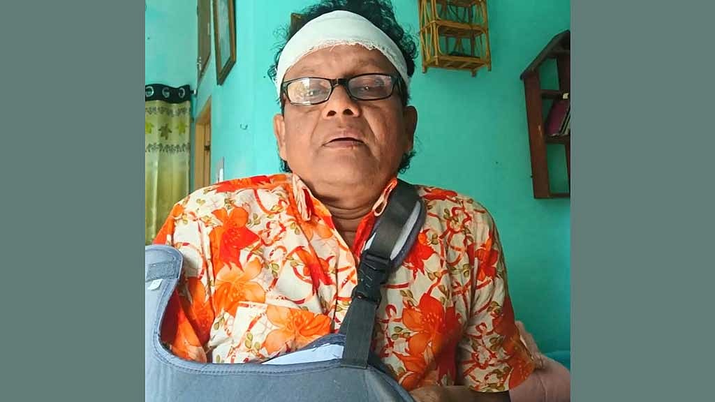 ডাল কাটতে গিয়ে ছাদ থেকে পড়ে আহত কণ্ঠশিল্পী নকুল বিশ্বাস