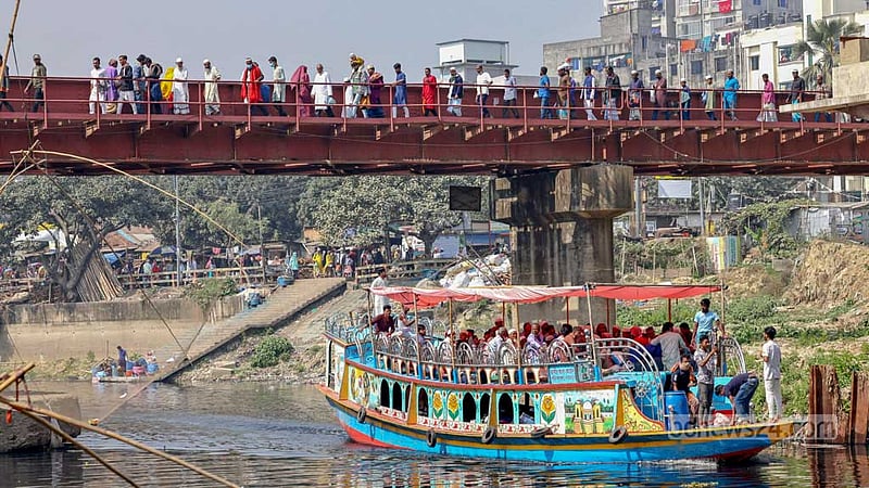বিশ্ব ইজতেমার আখেরি মোনাজাত শেষে রোববার তুরাগ নদে ইঞ্জিন নৌকায় চড়ে গন্তব্যের পথে মানুষ।