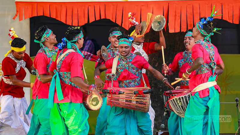 ঢাকা বিশ্ববিদ্যালয়ের চারুকলার বকুলতলায় বুধবার সকালে বসন্ত উৎসবে শিল্পীদের নৃত্য পরিবেশনা।