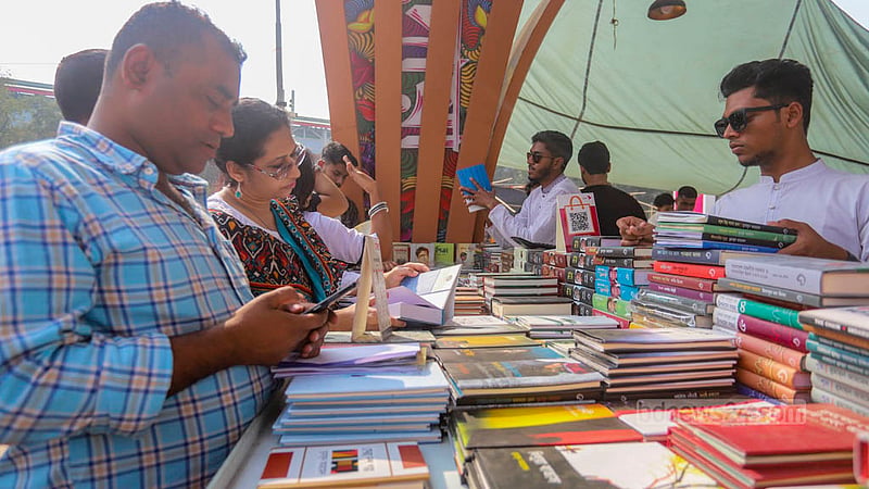 শহীদ দিবস ও আন্তর্জাতিক মাতৃভাষা দিবসে পছন্দের বইয়ের খোঁজে মেলার স্টলে ক্রেতা-দর্শনার্থীদের ভিড়।