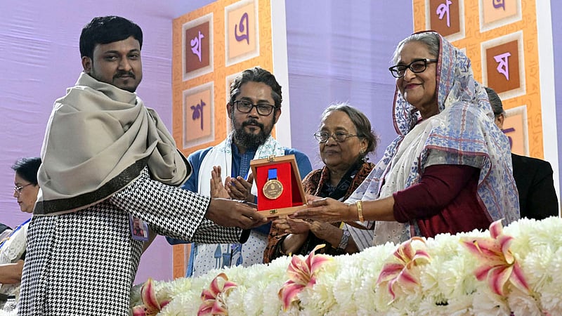 প্রধানমন্ত্রী শেখ হাসিনার কাছ থেকে ২০২৩ সালের বাংলা একাডেমি পুরস্কার নেন সুমনকুমার দাশ। সামগ্রিক ফোকলোর বিভাগে এ পুরস্কার পান তিনি।