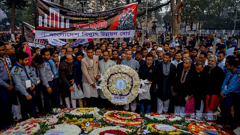 একুশে ফেব্রুয়ারি শহীদ দিবস ও আন্তর্জাতিক মাতৃভাষা দিবসে কেন্দ্রীয় শহীদ মিনারে শ্রদ্ধা নিবেদন করে বাংলাদেশ বিদ্যুৎ উন্নয়ন বোর্ড।
