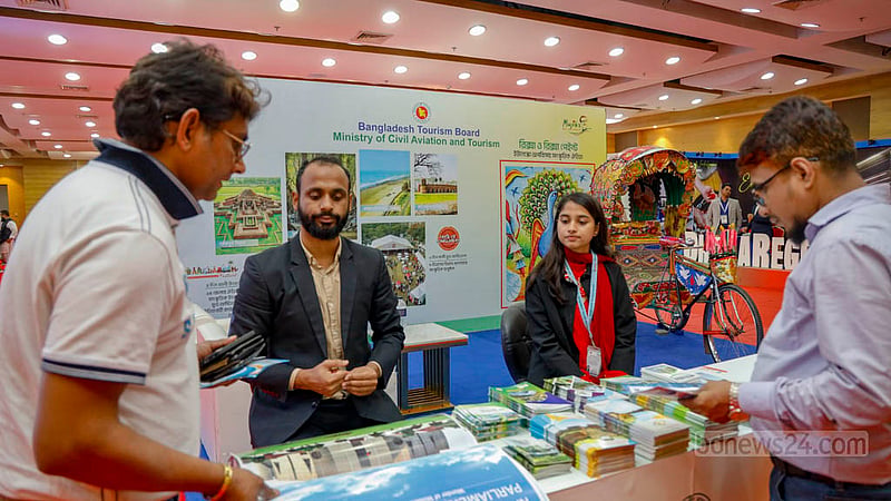 ঢাকার বঙ্গবন্ধু আন্তর্জাতিক সম্মেলন কেন্দ্রে টোয়াব আয়োজিত তিন দিনের পর্যটন মেলার প্রথম দিন বৃহস্পতিবার একটি স্টলে দশনার্থী।