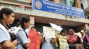 স্লোগানে মুখরিত ভিকারুননিসা, শিক্ষক মুরাদের শাস্তি দাবি