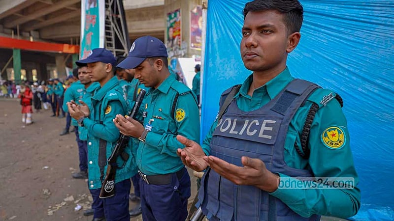 টঙ্গীর তুরাগ নদের তীরে রোববার বিশ্ব ইজতেমার আখেরি মোনাজাত চলাকালে সৃষ্টিকর্তার উদ্দেশ্যে হাত তোলেন আইন-শৃঙ্খলা রক্ষাকারী বাহিনীর সদস্যরাও।