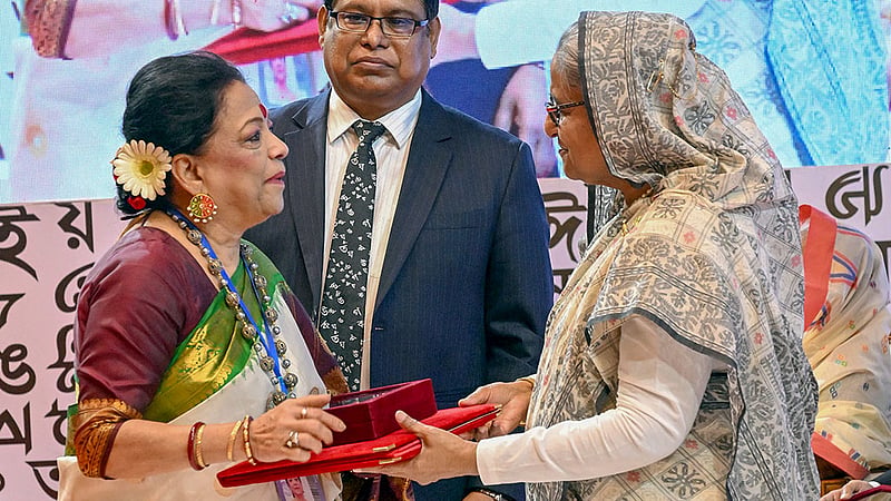 প্রধানমন্ত্রী শেখ হাসিনার হাত থেকে একুশে পদক নেন স্বাধীন বাংলা বেতারের শব্দ সৈনিক, বীর মুক্তিযোদ্ধা কল্যাণী ঘোষ। সংগীতে বিশেষ অবদানের জন্য তিনি এ পুরস্কার পান।
