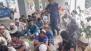 উখিয়ায় আশ্রয় শিবিরের বাইরে শতাধিক রোহিঙ্গা আটক
