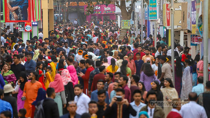 আগের দিনগুলোর চেয়ে বুধবার পহেলা ফাল্গুন ও ভালোবাসা দিবসে মাসব্যাপী বইমেলায় জনসমাগম ছিল বেশি। বড়দের পাশাপাশি এসেছিলেন ছোটরাও।