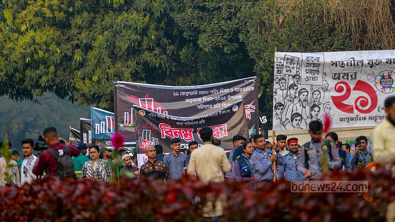 একুশে ফেব্রুয়ারির সকালে বিভিন্ন শিক্ষা প্রতিষ্ঠানের শিক্ষার্থী আর সংগঠনের সদস্যরা কেন্দ্রীয় শহীদ মিনারে আসে প্রভাতফেরি করে।