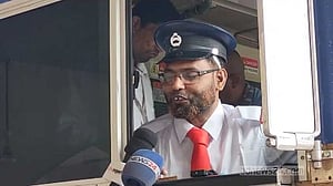 পদ্মা সেতুতে ট্রেন চালিয়ে ‘ধন্য’ এনামুল হক