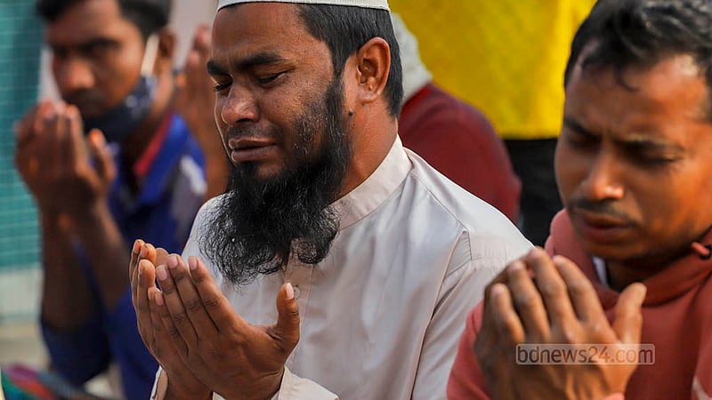 বিশ্ব ইজতেমার আখেরি মোনাজাতে কান্নারত এক পুরুষ।
