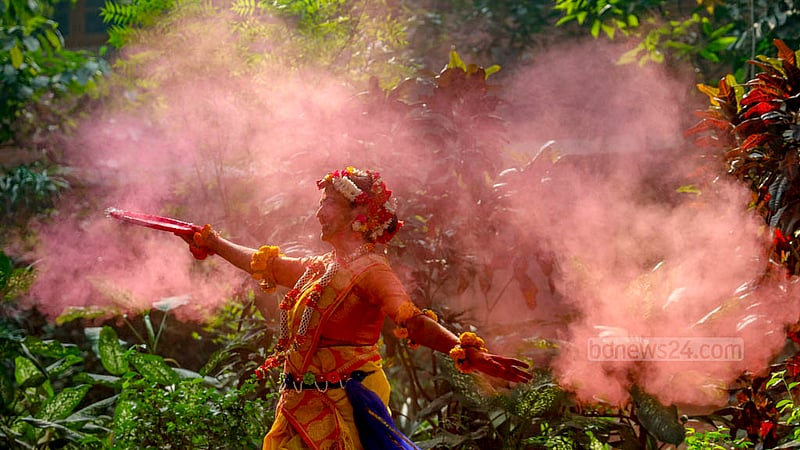ঢাকা বিশ্ববিদ্যালয়ের চারুকলার বকুলতলায় বুধবার সকালে আবীররাঙা বসন্ত উৎসব।