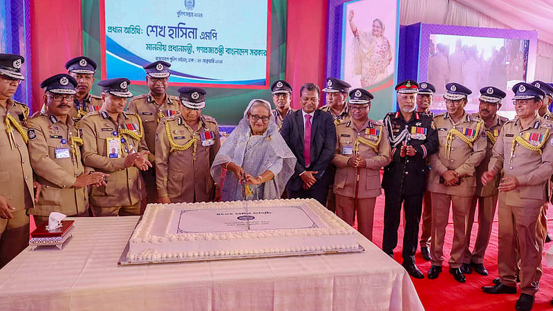 পুলিশ সপ্তাহ উপলক্ষে মঙ্গলবার রাজারবাগ পুলিশ লাইন্সে পুলিশের ঊর্ধ্বতন কর্মকর্তাদের সঙ্গে নিয়ে কেক কাটেন প্রধানমন্ত্রী শেখ হাসিনা।