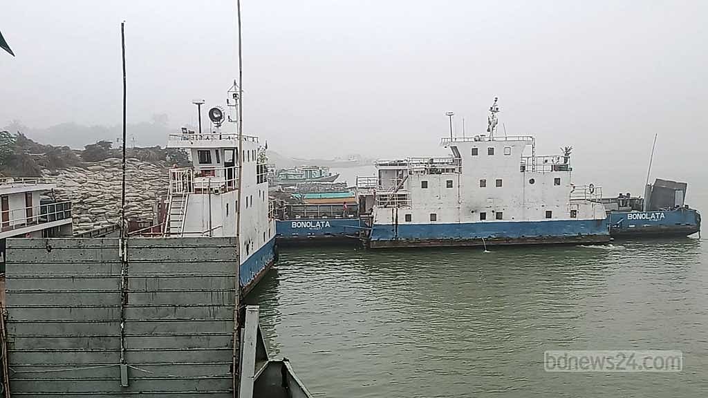 ঘন কুয়াশা: ৫ ঘণ্টা পর দৌলতদিয়া-পাটুরিয়ায় ফেরি চলাচল স্বাভাবিক