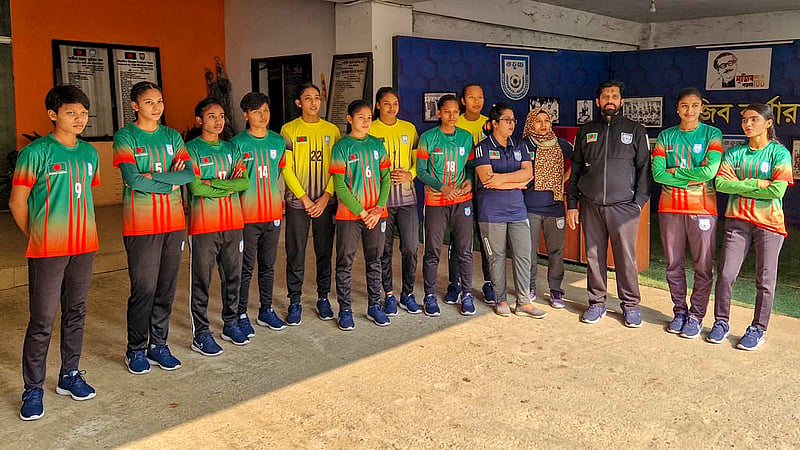 বাংলাদেশ ফুটবল ফেডারেশন ভবনের সামনে রোববার সাফ অনূর্ধ্ব-১৯ নারী ফুটবল দলের সদস্যরা।