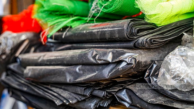 ঢাকার কারওয়ান বাজারের কিচেন মার্কেটে ১৮০ টাকা দরে কিনতে পাওয়া যায় পলিথিনের ব্যাগ। সব ধরনের আকারেই মিলবে এ ব্যাগ; মাছ-মাংস থেকে শাক সব পণ্য ভরে তুলে দেওয়া হয় ক্রেতার হাতে।