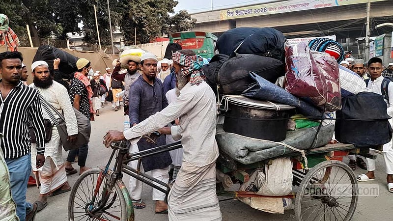 ইজতেমায় থাকা ও খাওয়ার মাল-সামানা ভ্যানে করে ময়দানে নিয়ে যাচ্ছেন আগতরা।