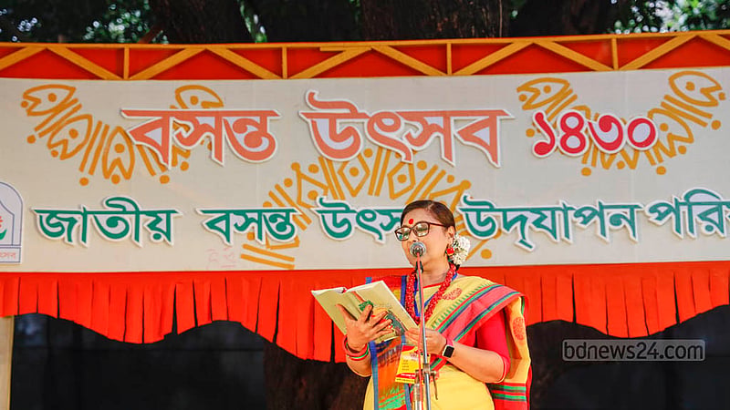 ঢাকা বিশ্ববিদ্যালয়ের চারুকলার বকুলতলায় বুধবার কবিতায় ঋতুরাজকে বরণ।