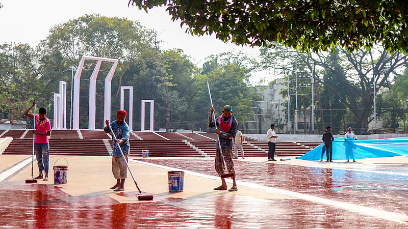 আন্তর্জাতিক মাতৃভাষা দিবস উদযাপনে নতুন করে সাজানো হচ্ছে কেন্দ্রীয় শহীদ মিনার; বেদি ও মিনার নতুন করে রঙ করা হচ্ছে।
