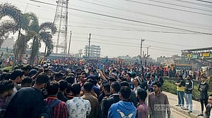 বেতন বৃদ্ধির দাবিতে পাদুকা শ্রমিকদের ঢাকা-আরিচা মহাসড়ক অবরোধ