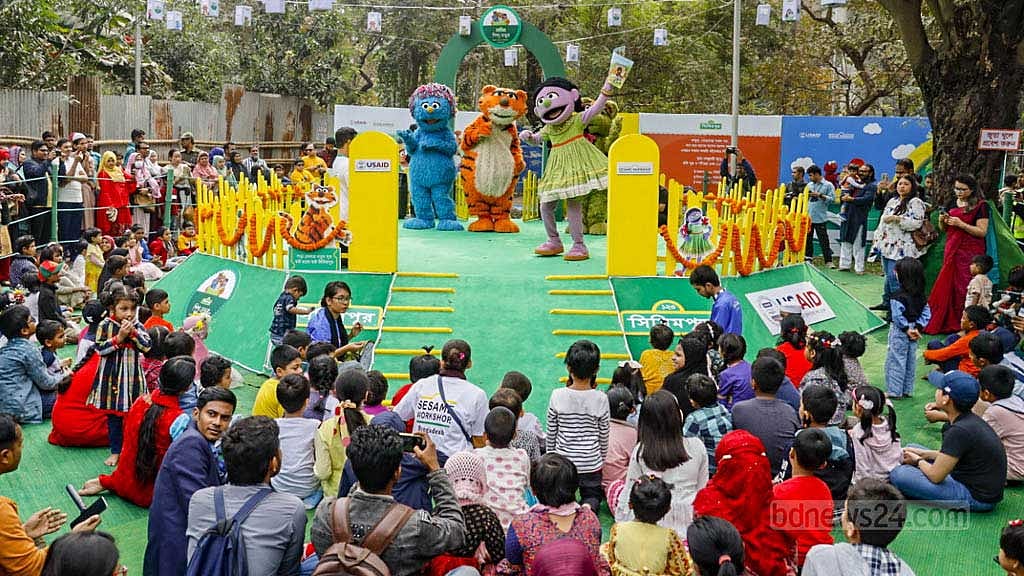 মেলার দ্বিতীয় দিনই শিশুপ্রহর, আকর্ষণের কেন্দ্রে সিসিমপুর