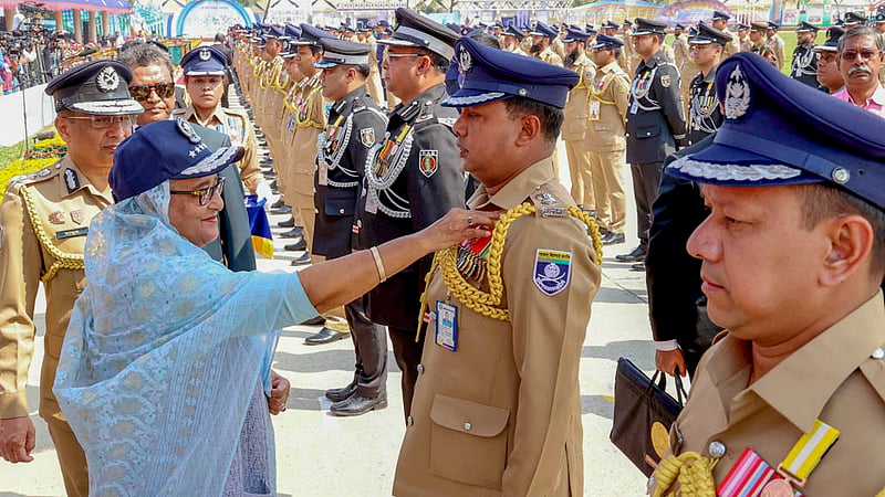 সাহসিকতা ও বীরত্বপূর্ণ কাজের স্বীকৃতি হিসেবে মঙ্গলবার পুলিশ সদস্যদের পদক দেন প্রধানমন্ত্রী শেখ হাসিনা।