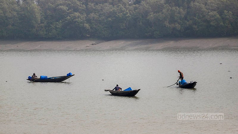 ভাটার সময় নিষিদ্ধ জাল দিয়ে রেণু শিকারে ব্যস্ত হয়ে পড়েন উপকূলের বাসিন্দারা।