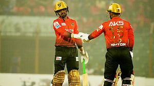 রাসেল ঝড়ে সাকিবদের জয়যাত্রা থামাল কুমিল্লা