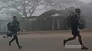 মিয়ানমারের যুদ্ধ ছেড়ে সশস্ত্র অনুপ্রবেশ, বাড়ি ছাড়ছেন স্থানীয়রা