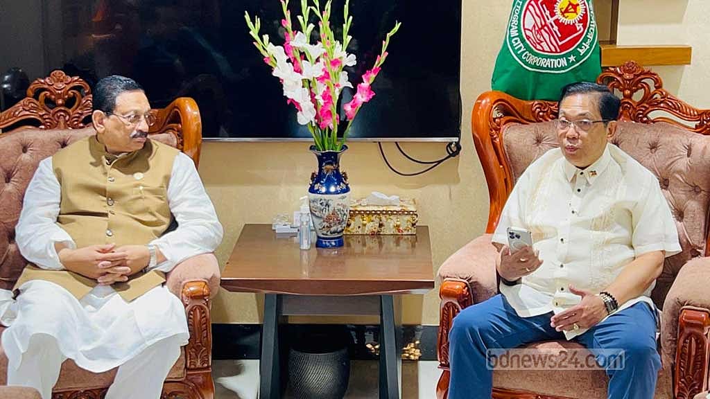 চট্টগ্রামে মুগ্ধ ফিলিপিন্সের রাষ্ট্রদূত, লিখলেন কবিতা