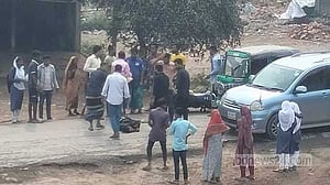 বোনকে পরীক্ষার কেন্দ্রে দিয়ে বাড়ি ফিরছিলেন, কভার্ডভ্যান কাড়ল প্রাণ