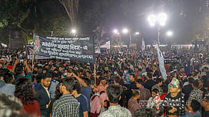 স্মৃতির মিনারে একুশের প্রথম প্রহরে
