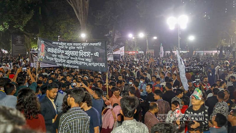 একুশের প্রথম প্রহরে ভাষা শহীদদের শ্রদ্ধা জানাতে কেন্দ্রীয় শহীদ মিনারে মানুষের ঢল নামে। 